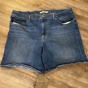 Levi’s plus size Jean shorts EUC